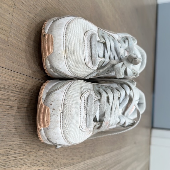 Nike Air Max women’s size 7, a little dirty but barely worn - Picture 2 of 3